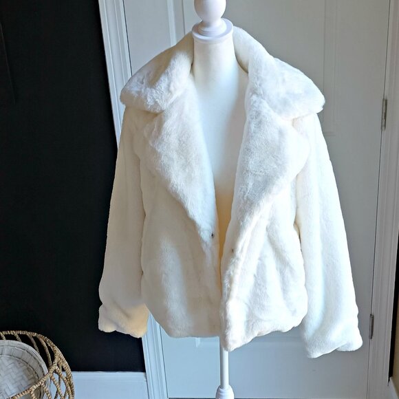 NEW! EXQUISITE Oversized WHITE FAUX FUR JACKET COAT - Picture 3 of 4